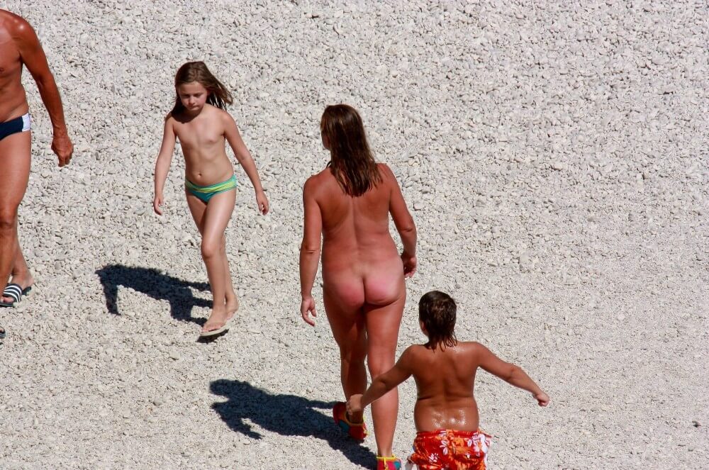 Naturism photo gallery # 8 - Naturists love nature and the environment