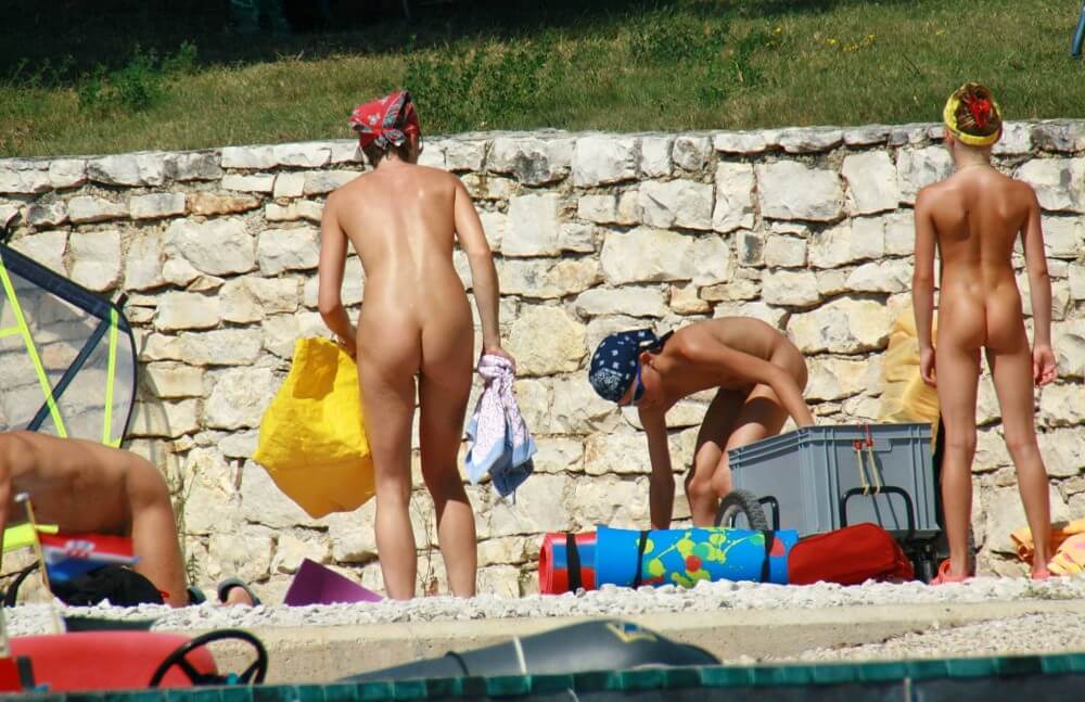 Sporty and Athletic Sands gallery - Nudism helps strengthen friendships