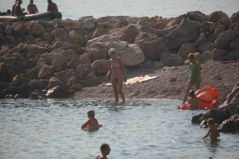 FKK cove pyramid in waters - Harmony and balance are important in this nudist culture