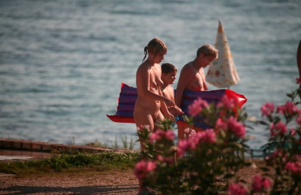 Dusk Til Dawn Showering phoros - Nudists only allowed