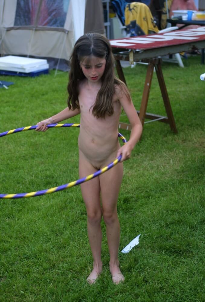 Holland Grass Hula Hoops pics - The desire to appreciate the beauty of the human body