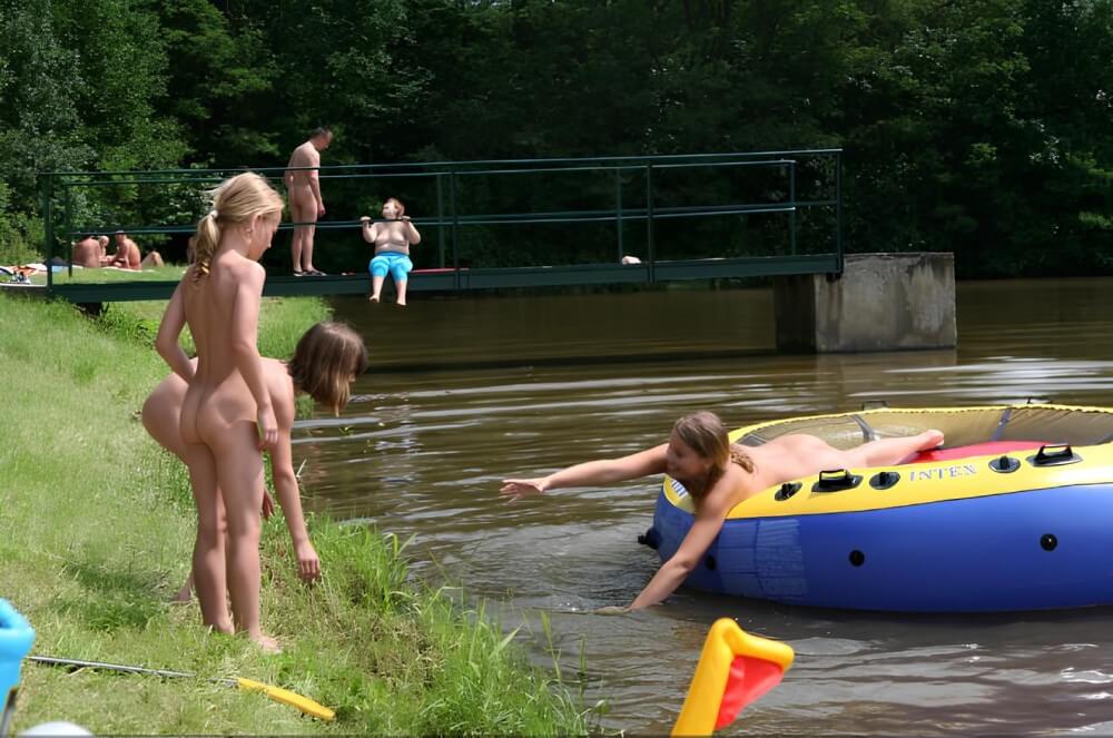 Naked Body gallery - Values trust and friendliness among naked people