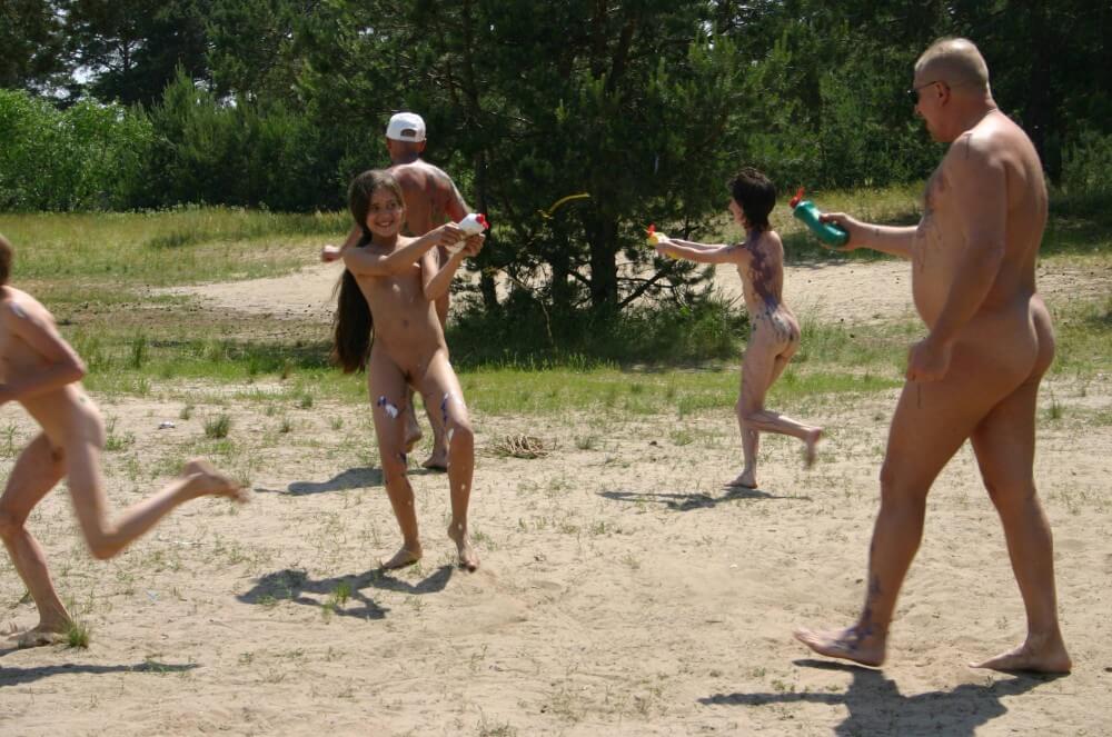 Kiev Group Painting Wild pics - Delegation of European Nudists