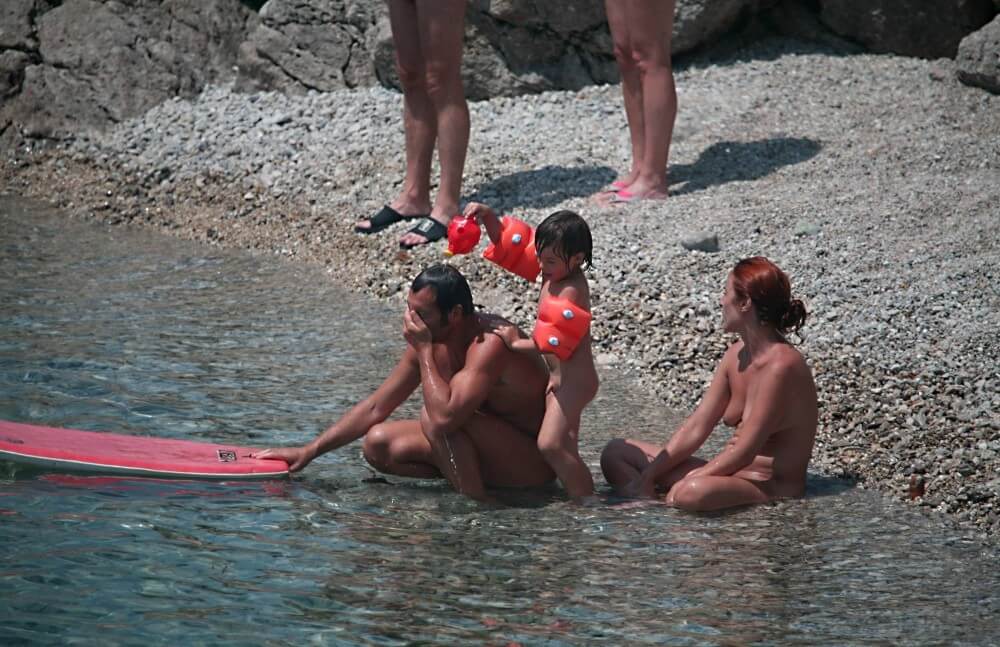 Beach Nudist Family Shore Camp pics - People find in this a way to understand that the naked body is part of nature and its beauty