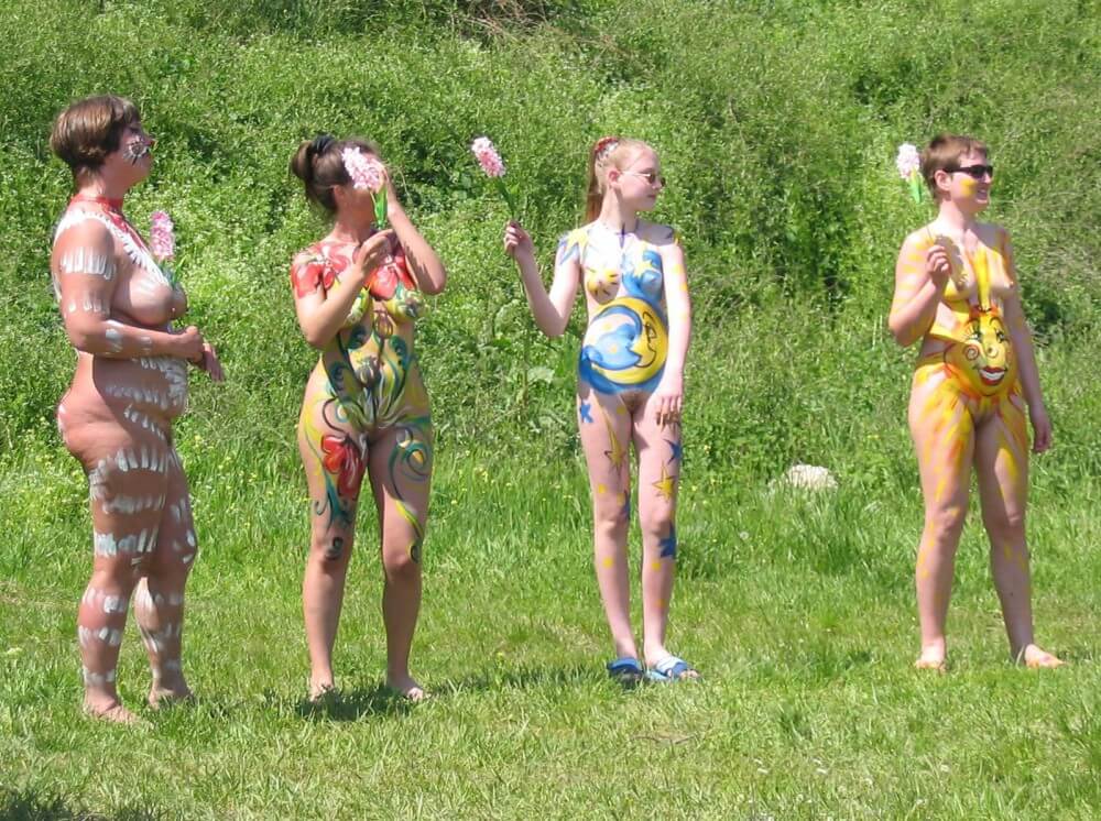 Family String-Apple Game Pics - Being oneself is the foundation of nudism