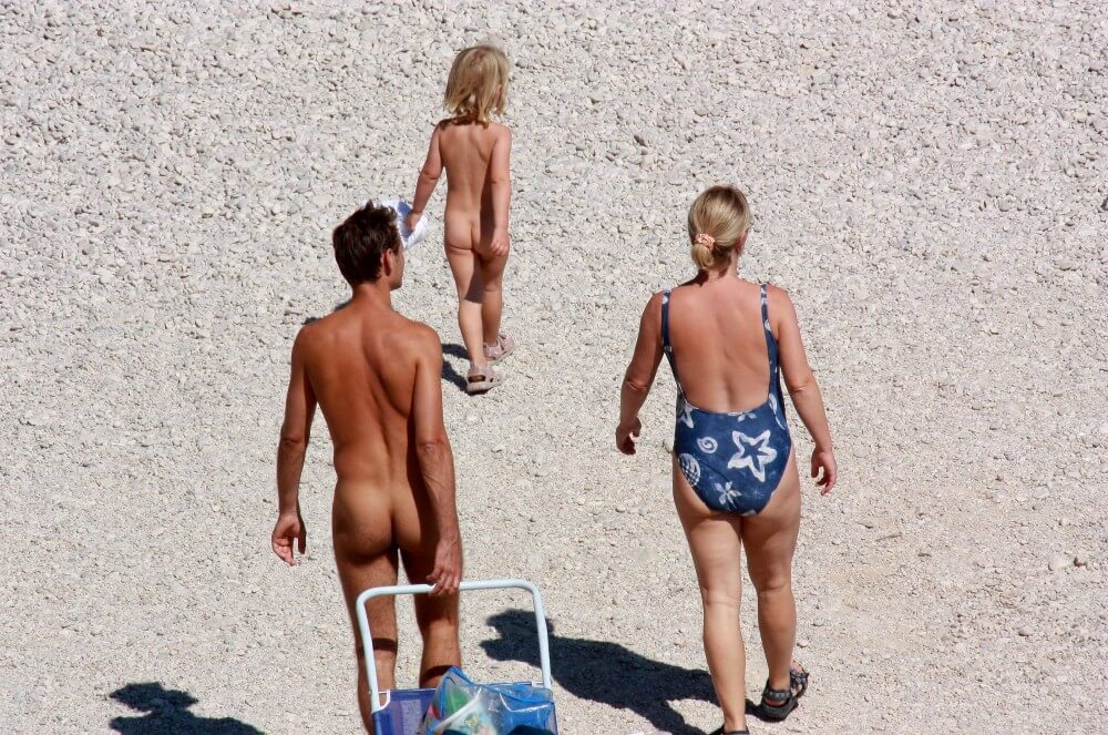 Beach Voyage Nudism Life pics - Nudism promotes happiness and well-being