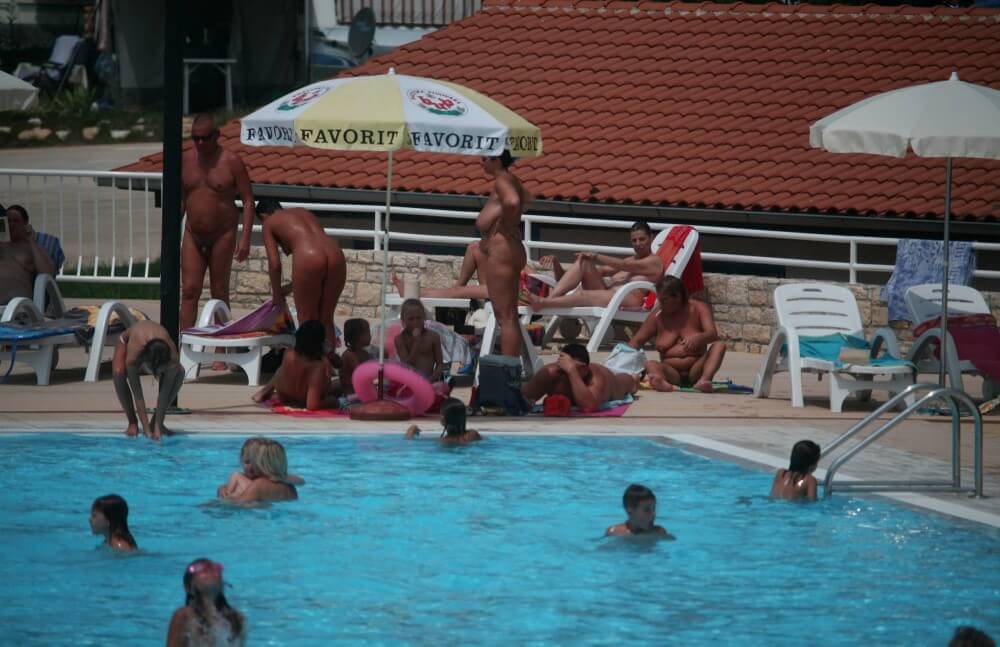 Naturist Pool Observation pics - It is a way to get closer to nature and its rhythms