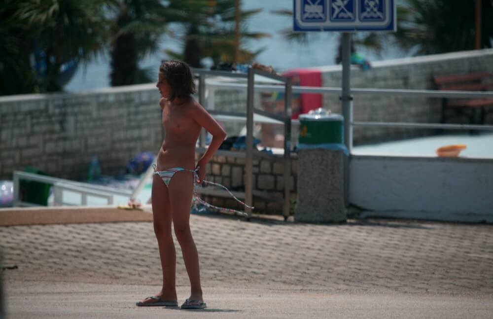 Naturist Pool Walkaround pics - Spontaneous Nudism Thrives
