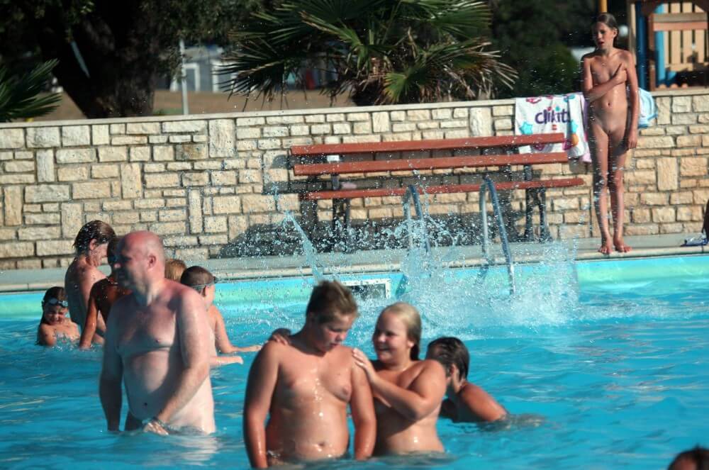 Naturist Pool Girls Profile pics - This practice of going nude was embraced by the highest ranks of the aristocracy