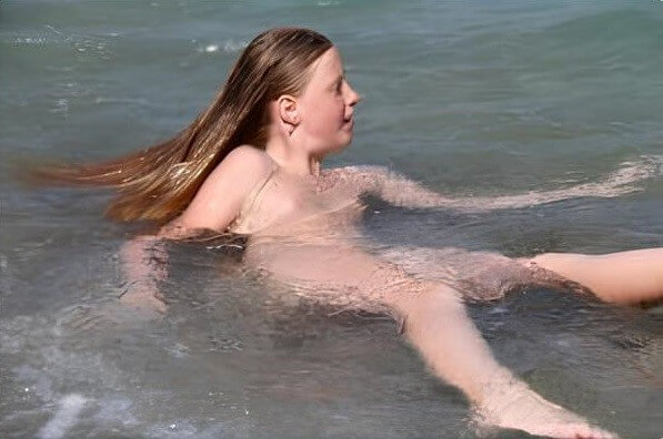 Turqoise Water Splash pics - Home naturism in all its glory