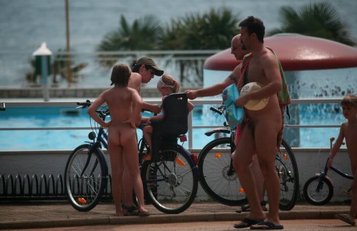 Freedom on two wheels: how cycling and hiking enrich the lives of nudists - Nudism reduces self-consciousness