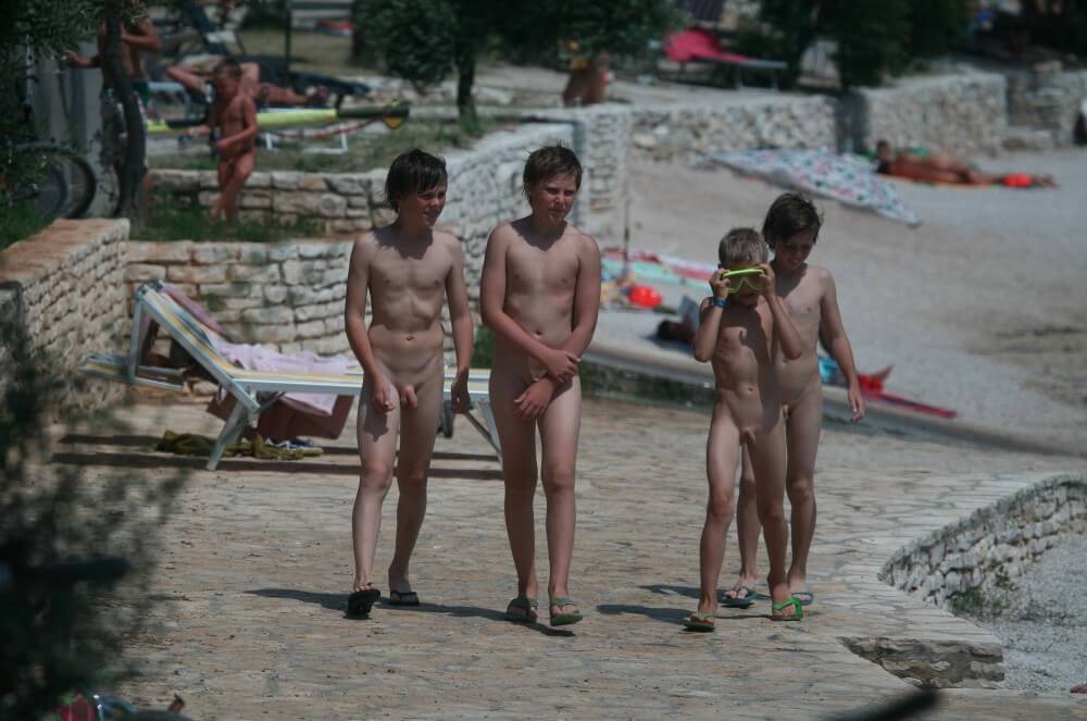 Shore walking nude - Naturism as a protest against puritanical moral norms