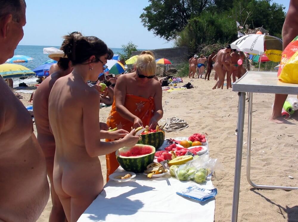 Bulgarian Nude Day Preps pics - Nudism helps strengthen friendships