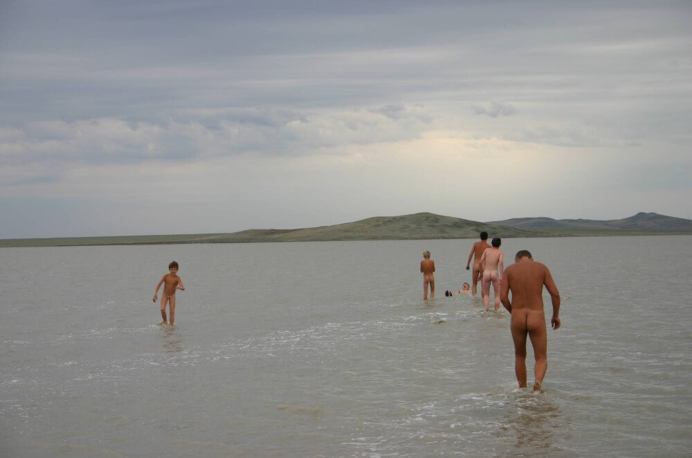 Black-Sea Body Mud Shots pics - Nudity is an expression of natural beauty