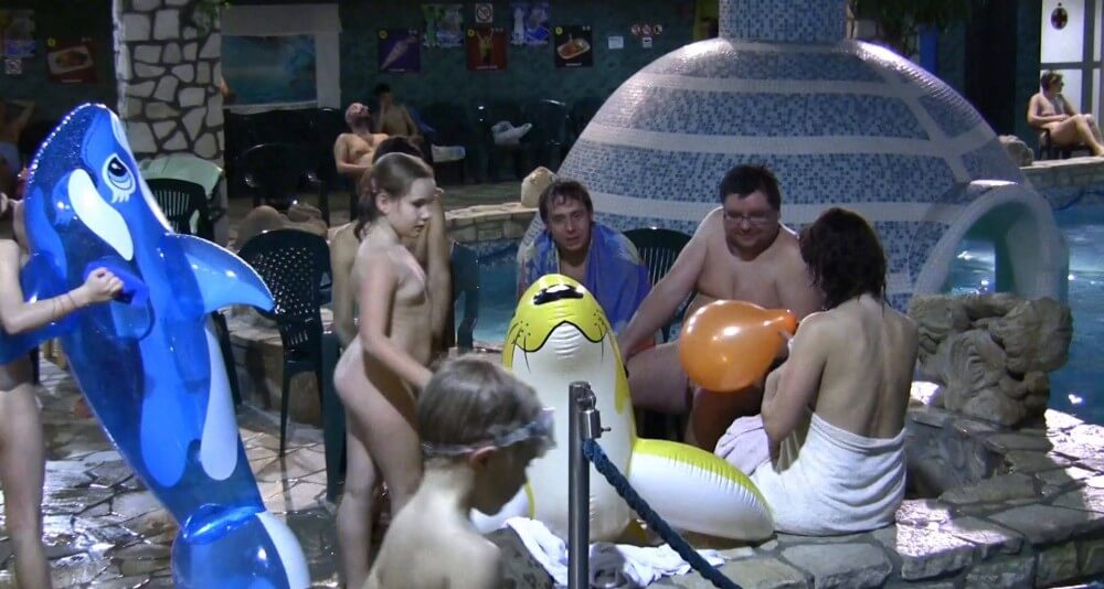 Grassy Outdoor Fitness Full HD - Naturists are open to the world and the environment