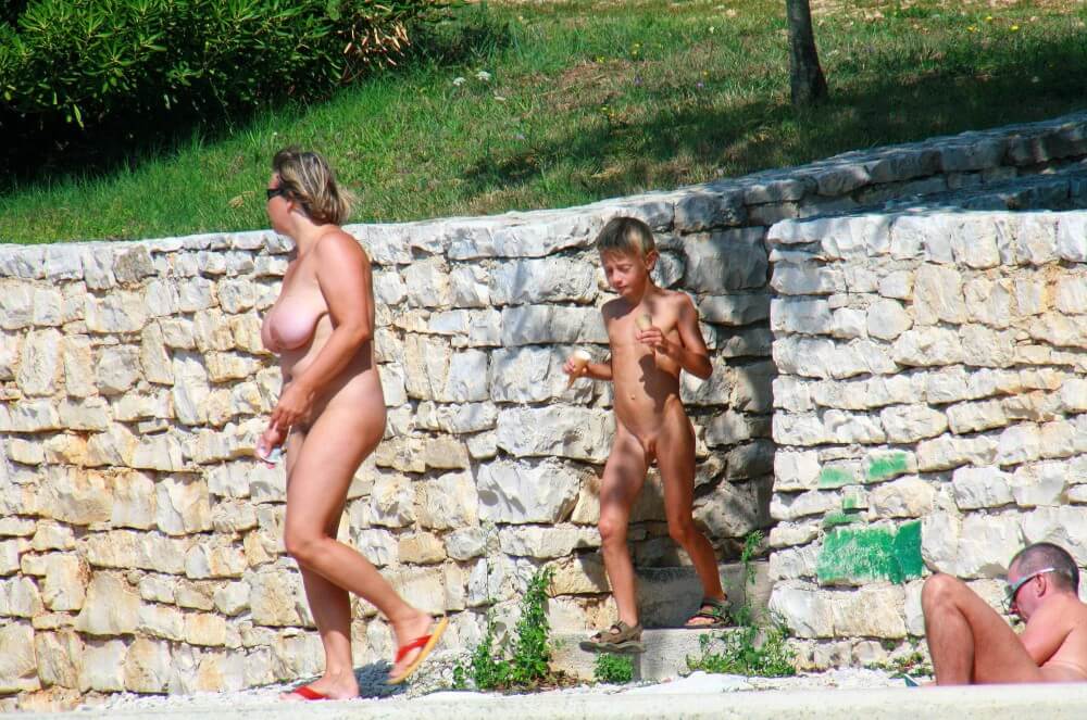 Ula FKK Wall-Side Families pics - People in a State of Complete Nudity