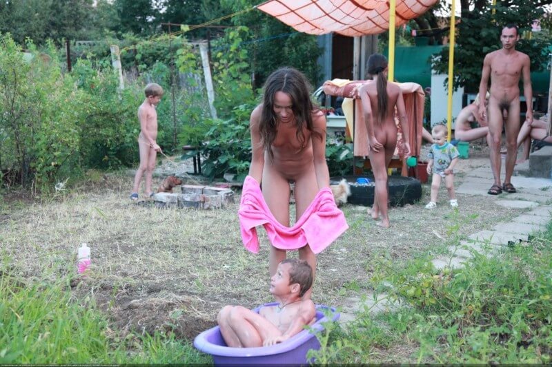 Green barrel of fun-grassy fields of gold photos - Simplicity and naturalness are important principles of nudism and naturism