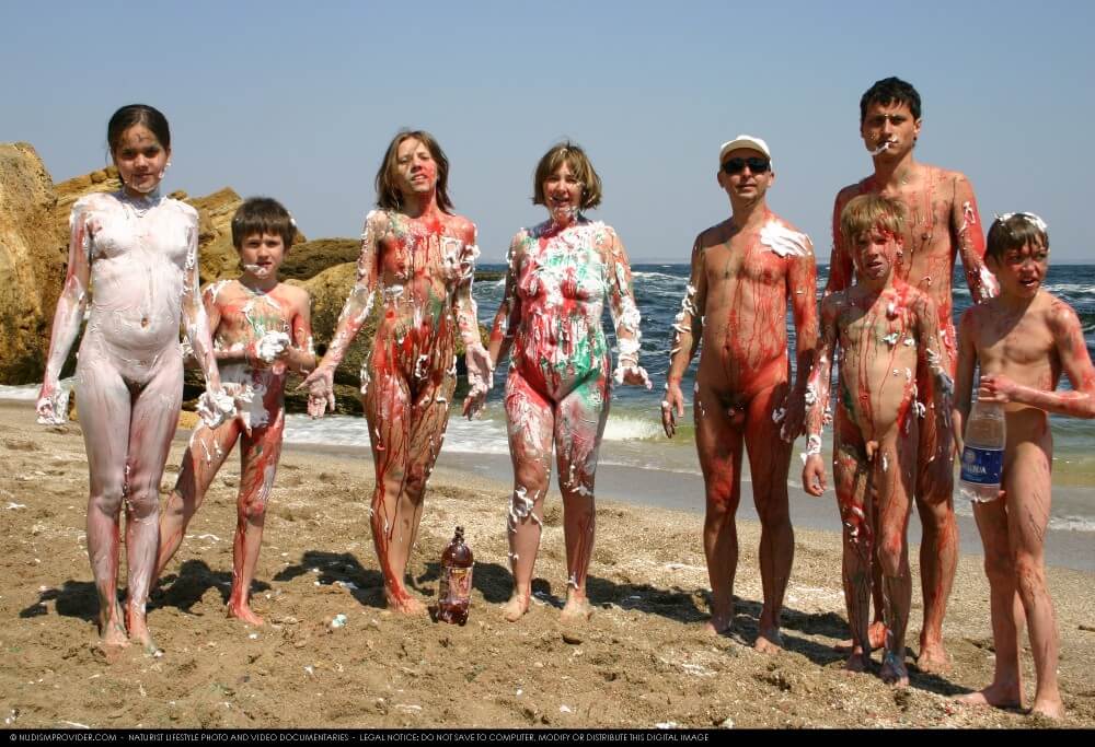 Naturism photo gallery # 58 - Values trust and friendliness among naked people