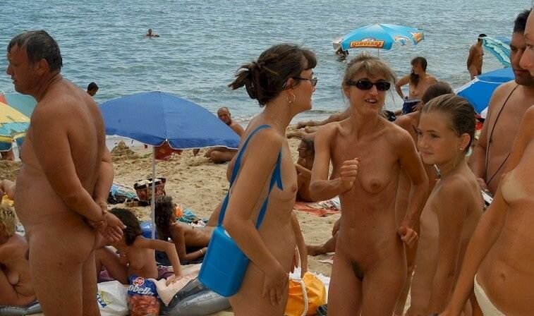 Documentary video naturism 1999 - Living in harmony and tranquility is the goal of naturists