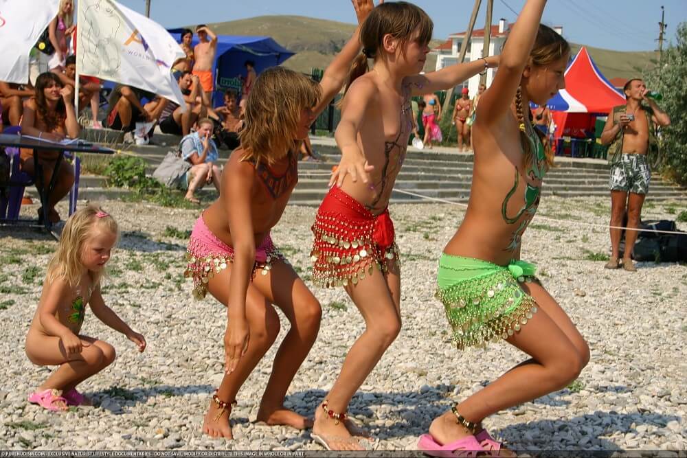 Festival and dancing photos - Connoisseurs of naturism choose nature