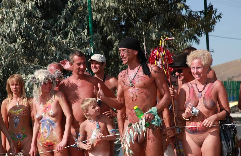 Naturist Day From Behind pics - Active naturists on vacation