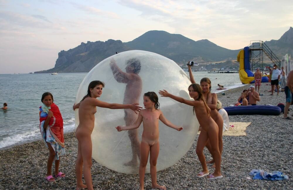 Pics Walk on the Beach Balloon - Nudism is an expression of freedom and individuality