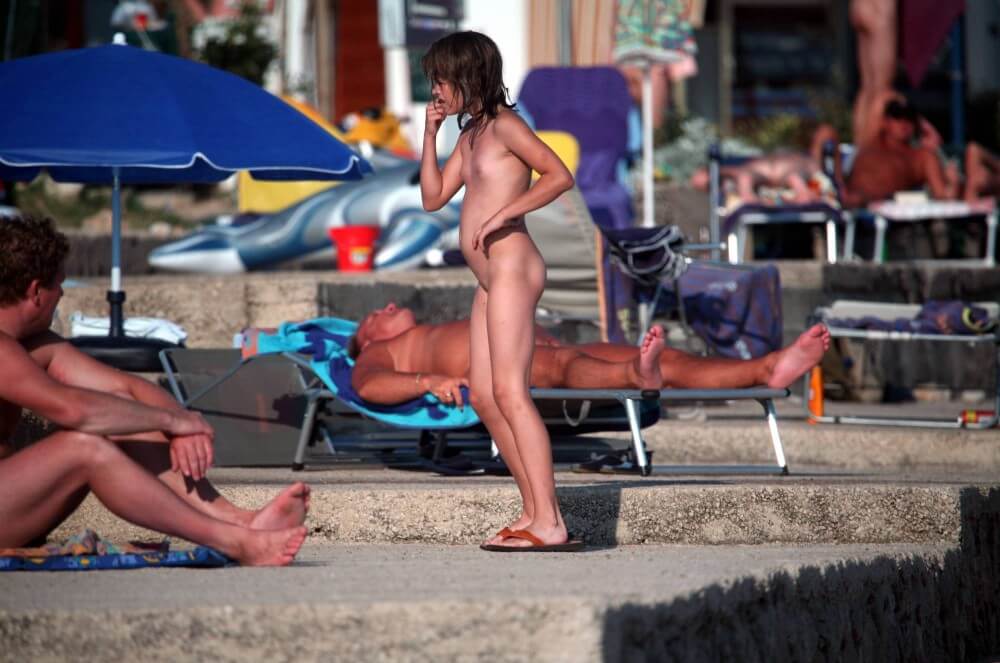 Girl Walk to Nudist Shower pics - Naturalness and freedom go hand in hand with naturism
