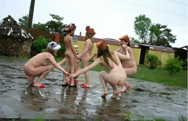 Naturism photo gallery # 23 - Nature is considered the bodys natural clothing
