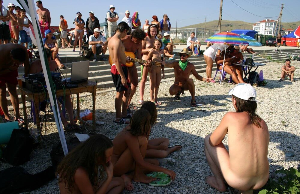 Nude Party By The Steps pics - Connoisseurs of naturism choose nature