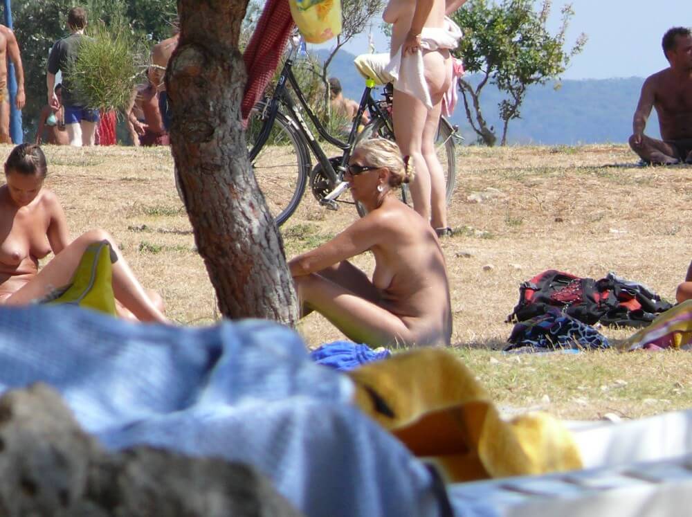 Ula FKK Shore Perspective pics - Nudity helps one better understand oneself and ones feelings