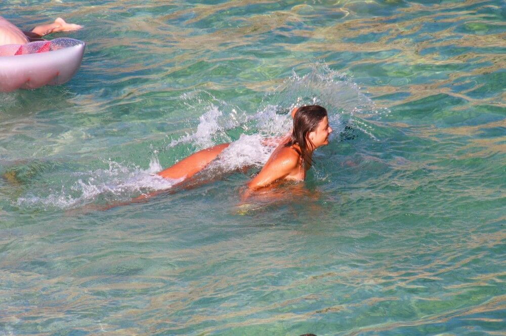Ula FKK Teen Shore Run pics - Nudism supports personal freedom and individuality