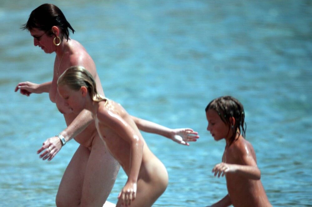 Running From the Waters pics - Naturism and nudism help you overcome your fears